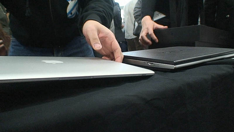 Illustration for article titled MacBook Air Unboxed, Compared to Sony VAIO